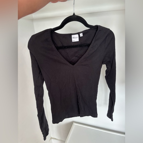 EUC Aritzia TNA Homestrech Ribbed V-neck Long sleeve top - Picture 1 of 3